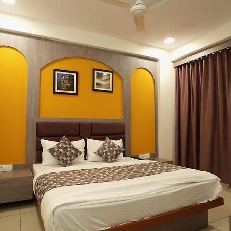 Hotel Hotl Sunsky à Vadodara Extérieur photo