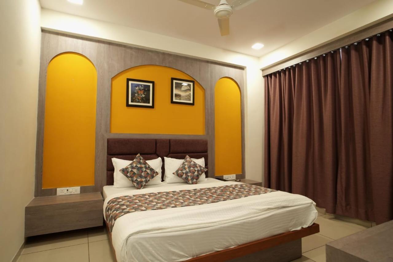 Hotel Hotl Sunsky à Vadodara Extérieur photo