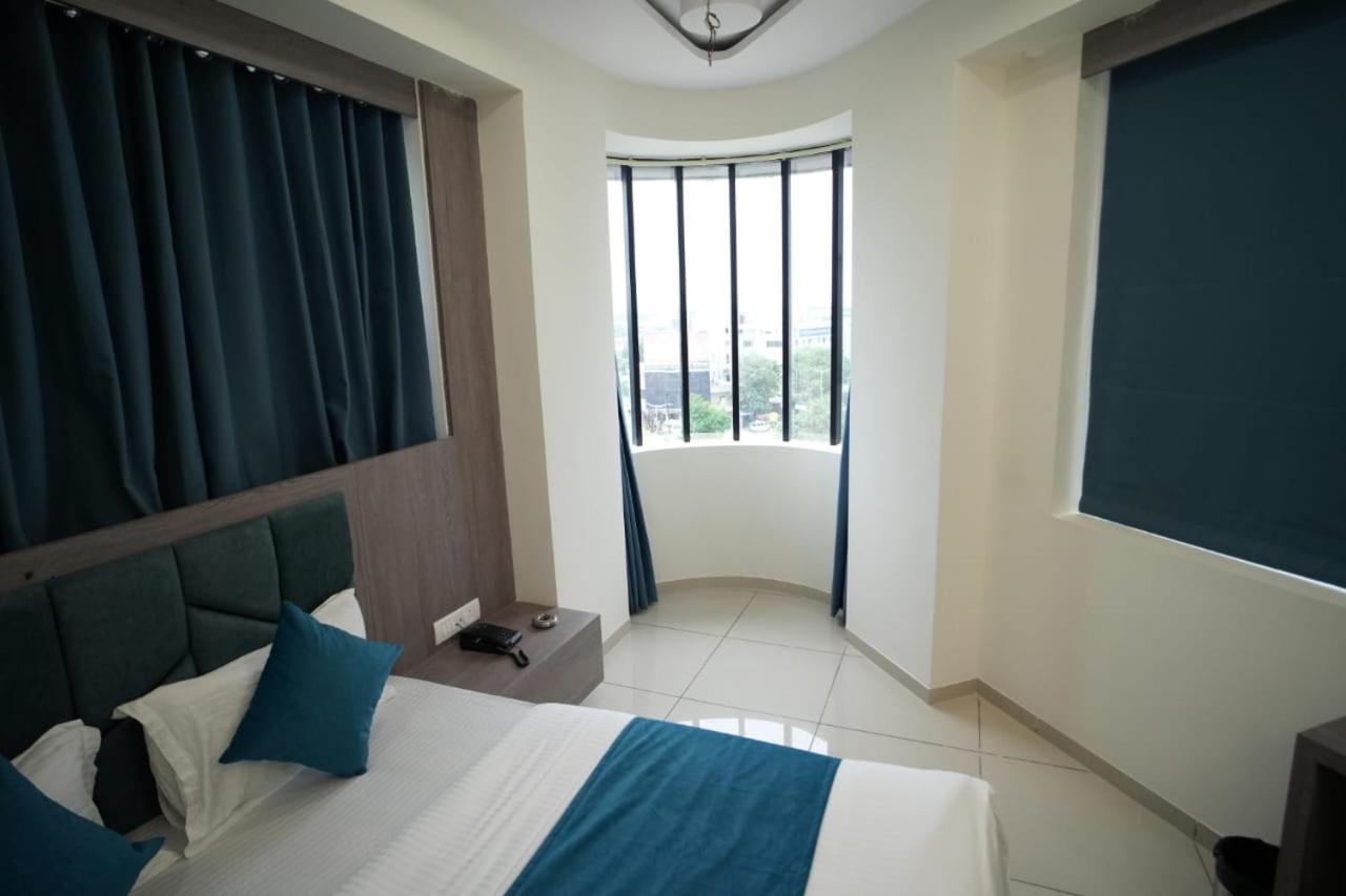 Hotel Hotl Sunsky à Vadodara Extérieur photo
