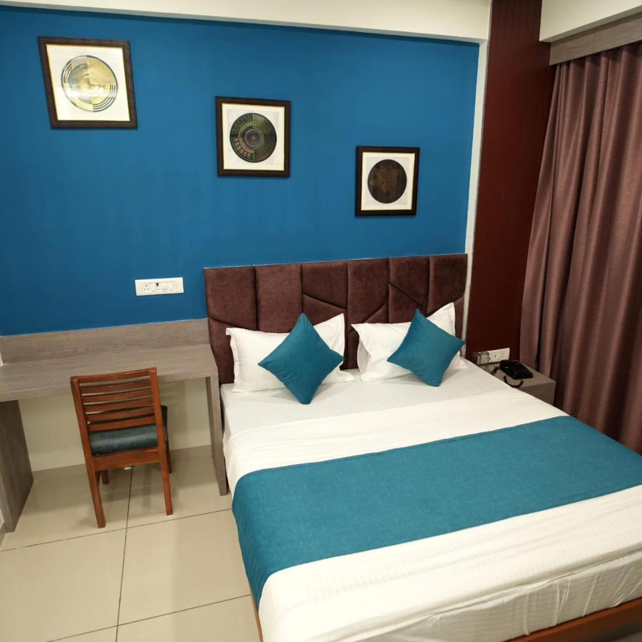 Hotel Hotl Sunsky à Vadodara Extérieur photo