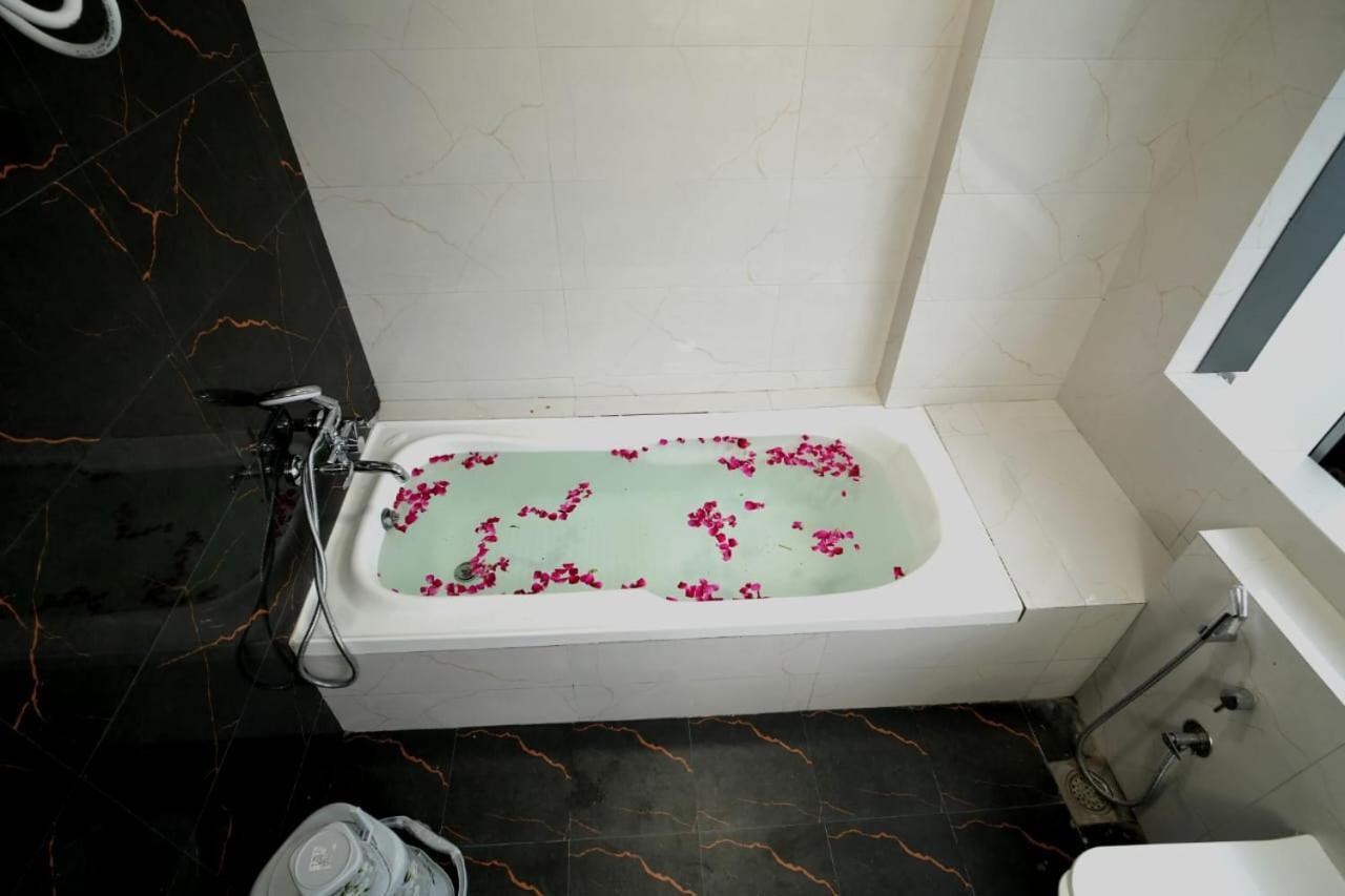 Hotel Hotl Sunsky à Vadodara Extérieur photo