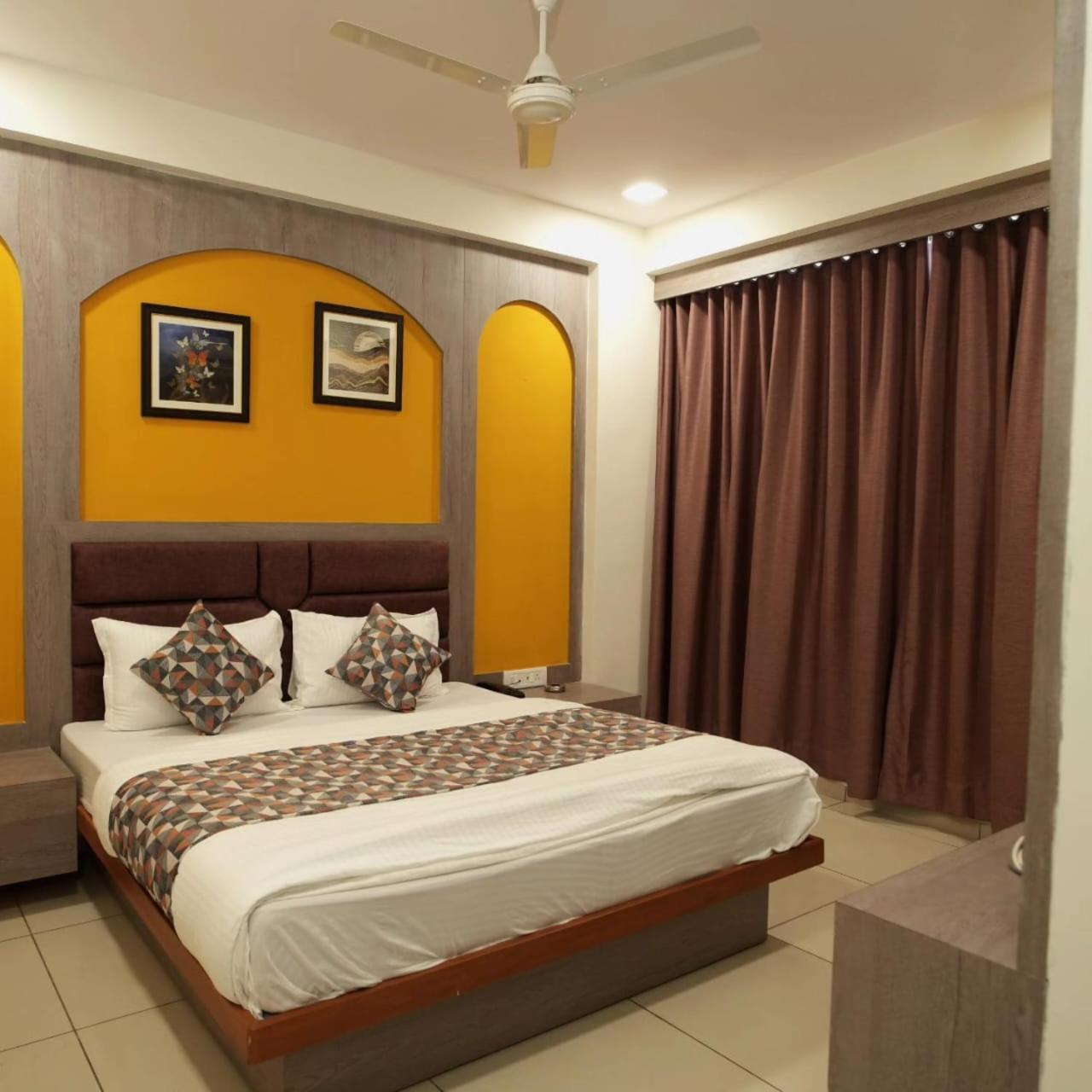 Hotel Hotl Sunsky à Vadodara Extérieur photo