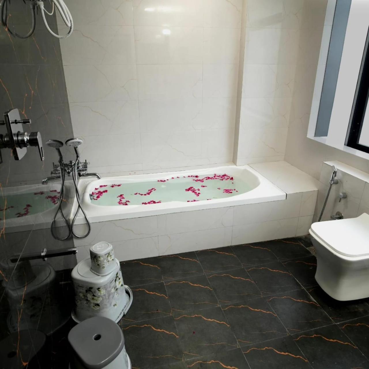Hotel Hotl Sunsky à Vadodara Extérieur photo