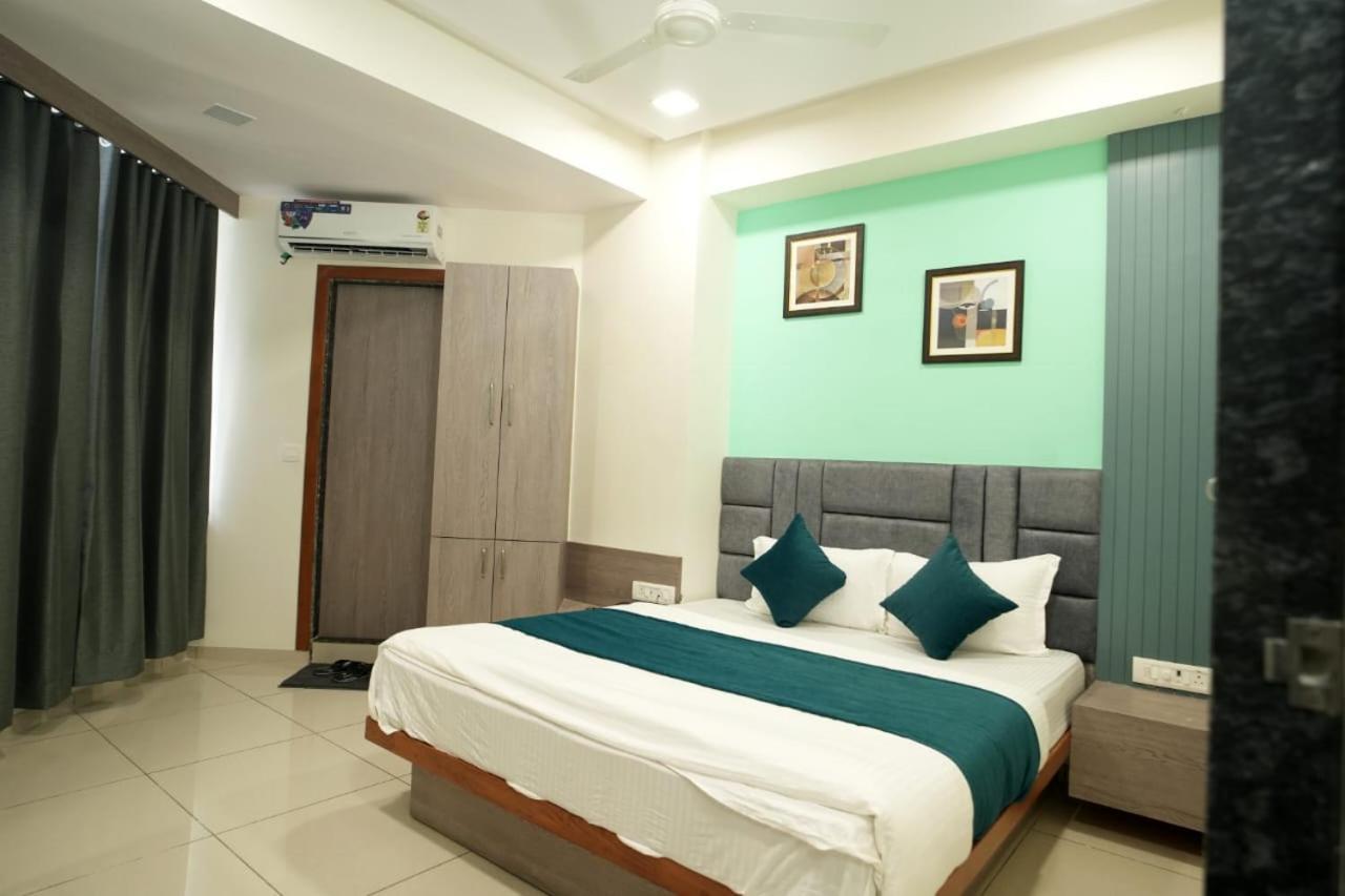 Hotel Hotl Sunsky à Vadodara Extérieur photo