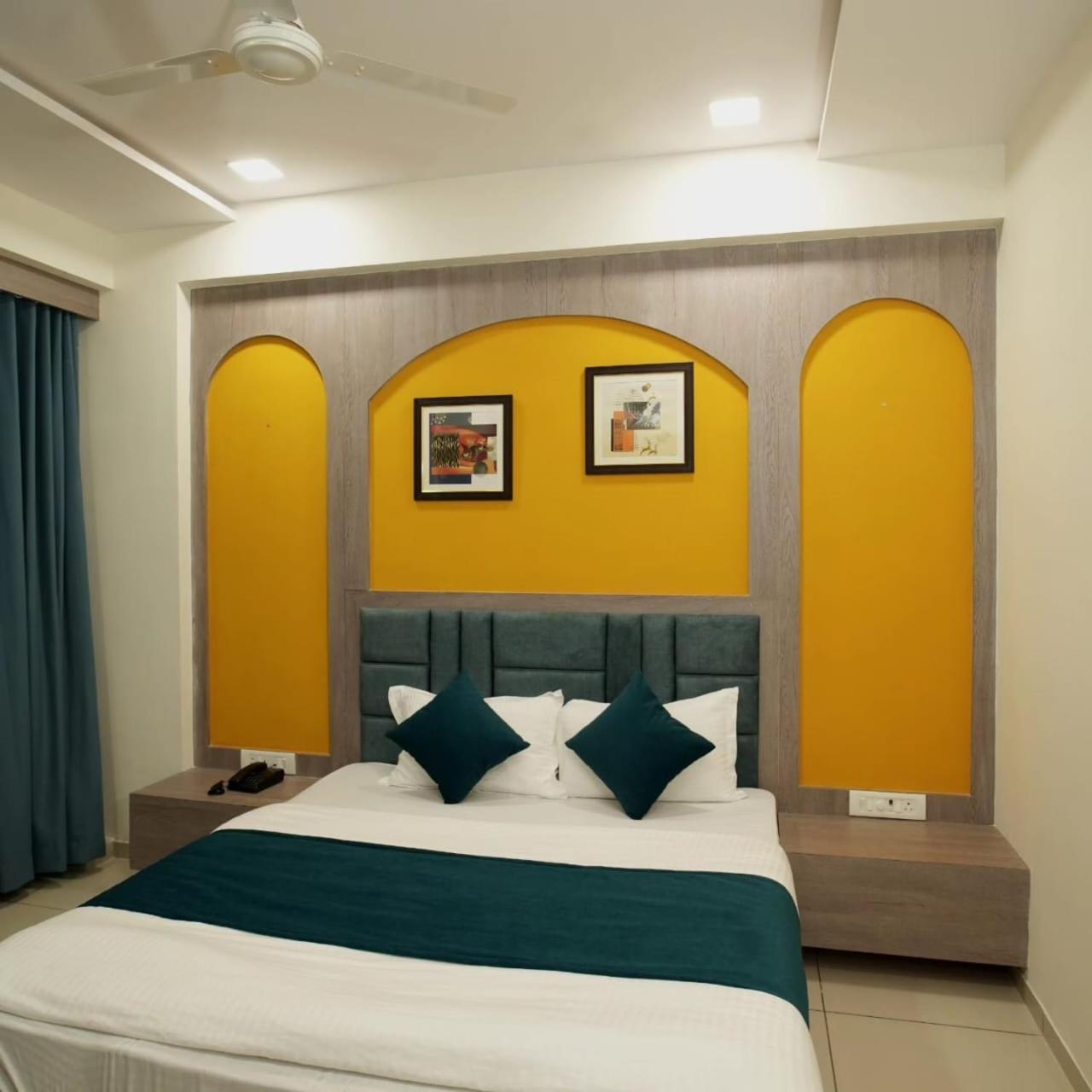 Hotel Hotl Sunsky à Vadodara Extérieur photo