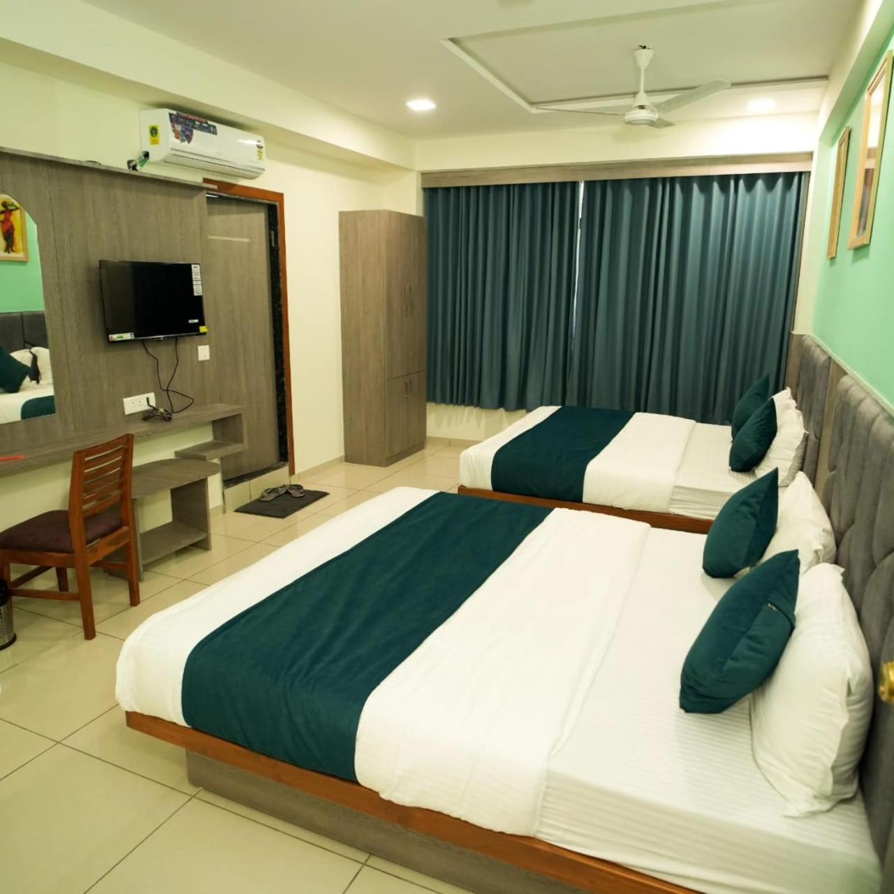 Hotel Hotl Sunsky à Vadodara Extérieur photo