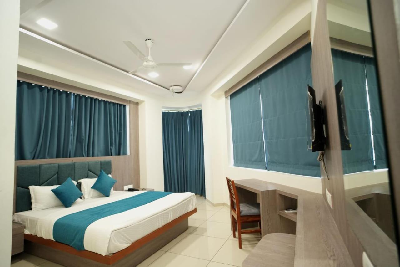 Hotel Hotl Sunsky à Vadodara Extérieur photo