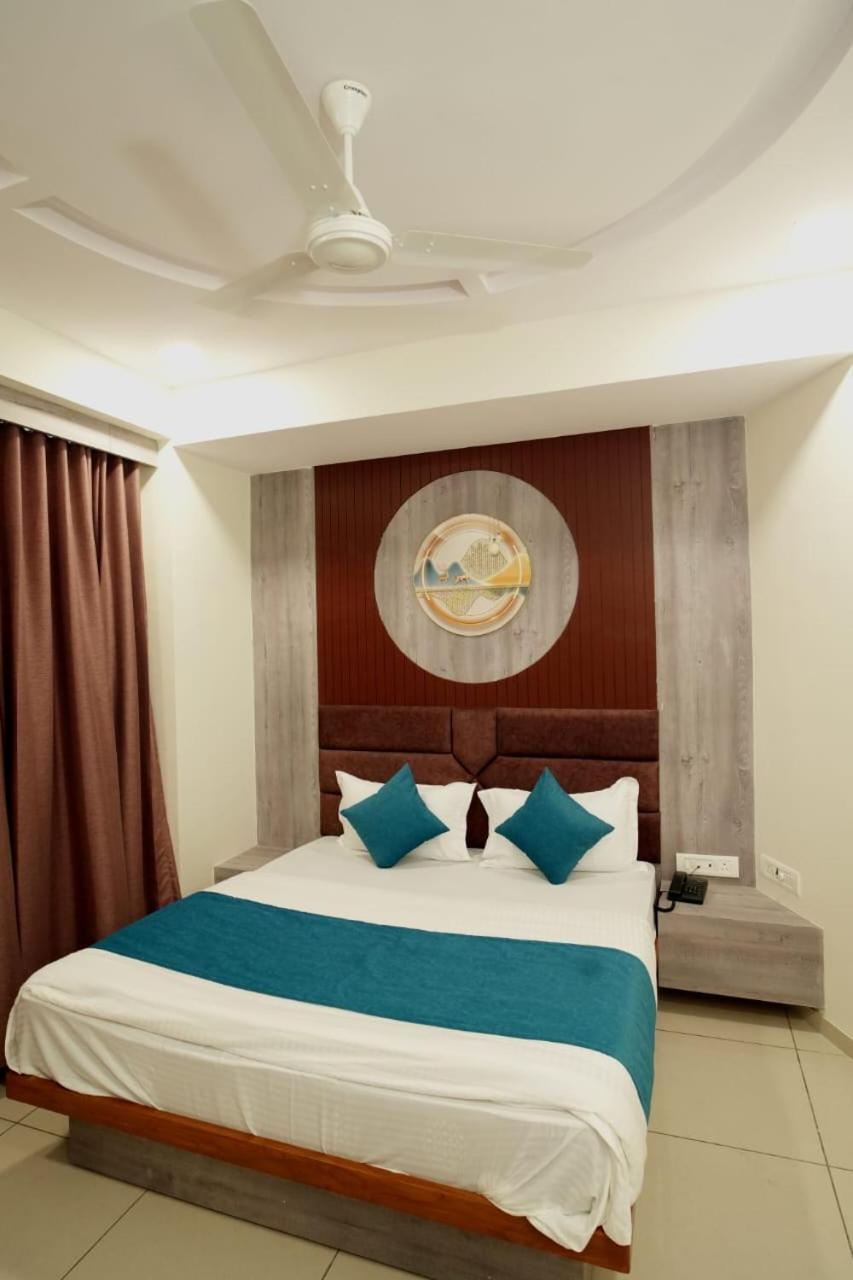 Hotel Hotl Sunsky à Vadodara Extérieur photo