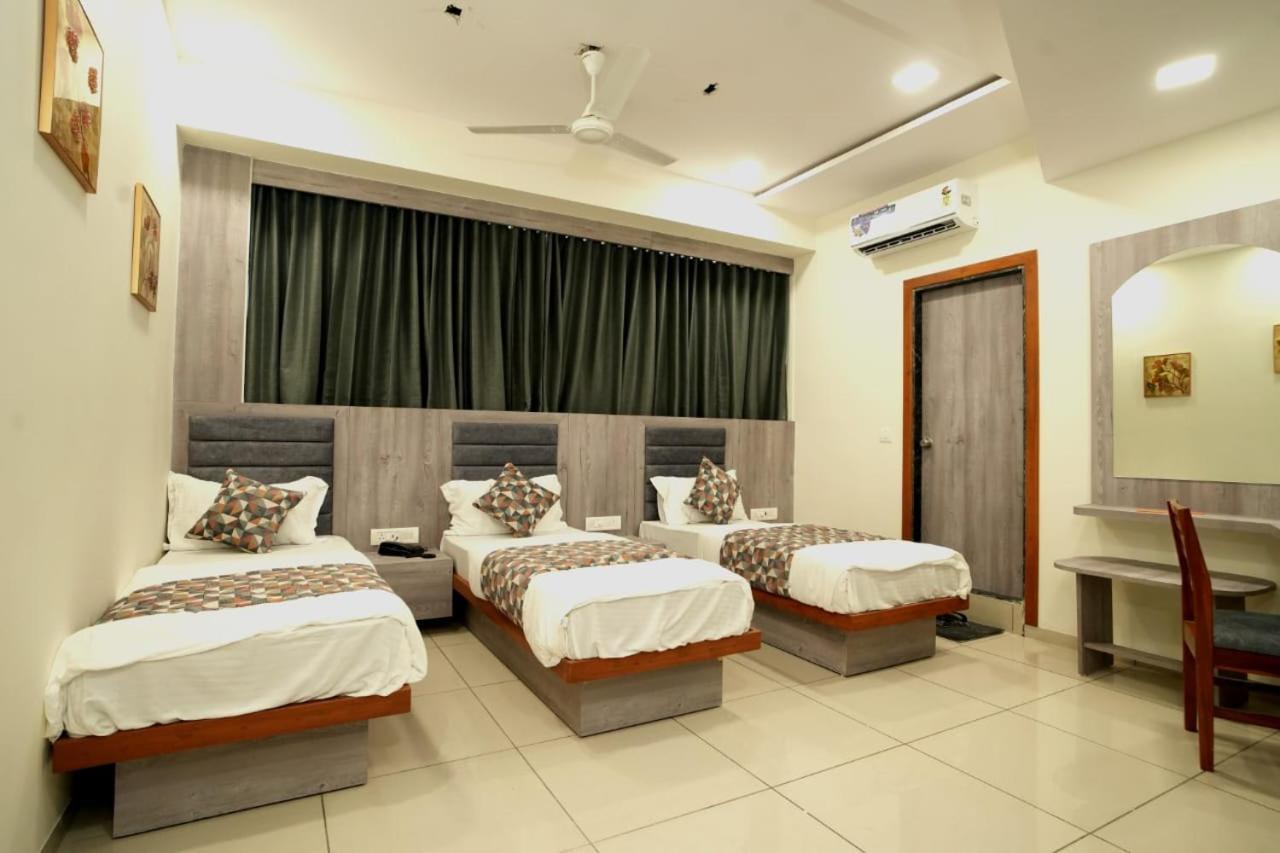 Hotel Hotl Sunsky à Vadodara Extérieur photo