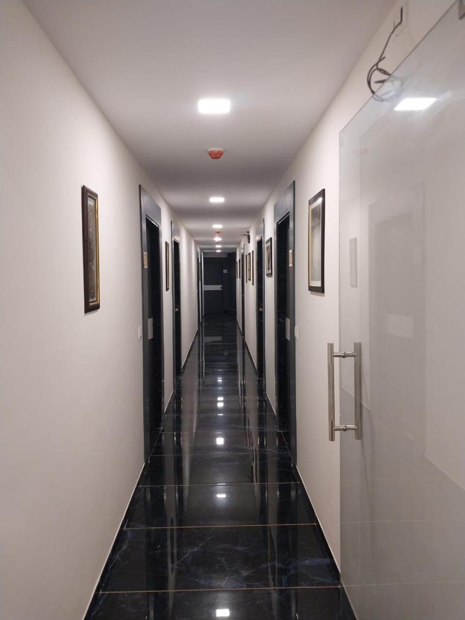 Hotel Hotl Sunsky à Vadodara Extérieur photo